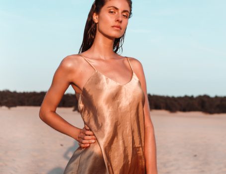 Model Liselore op het strand